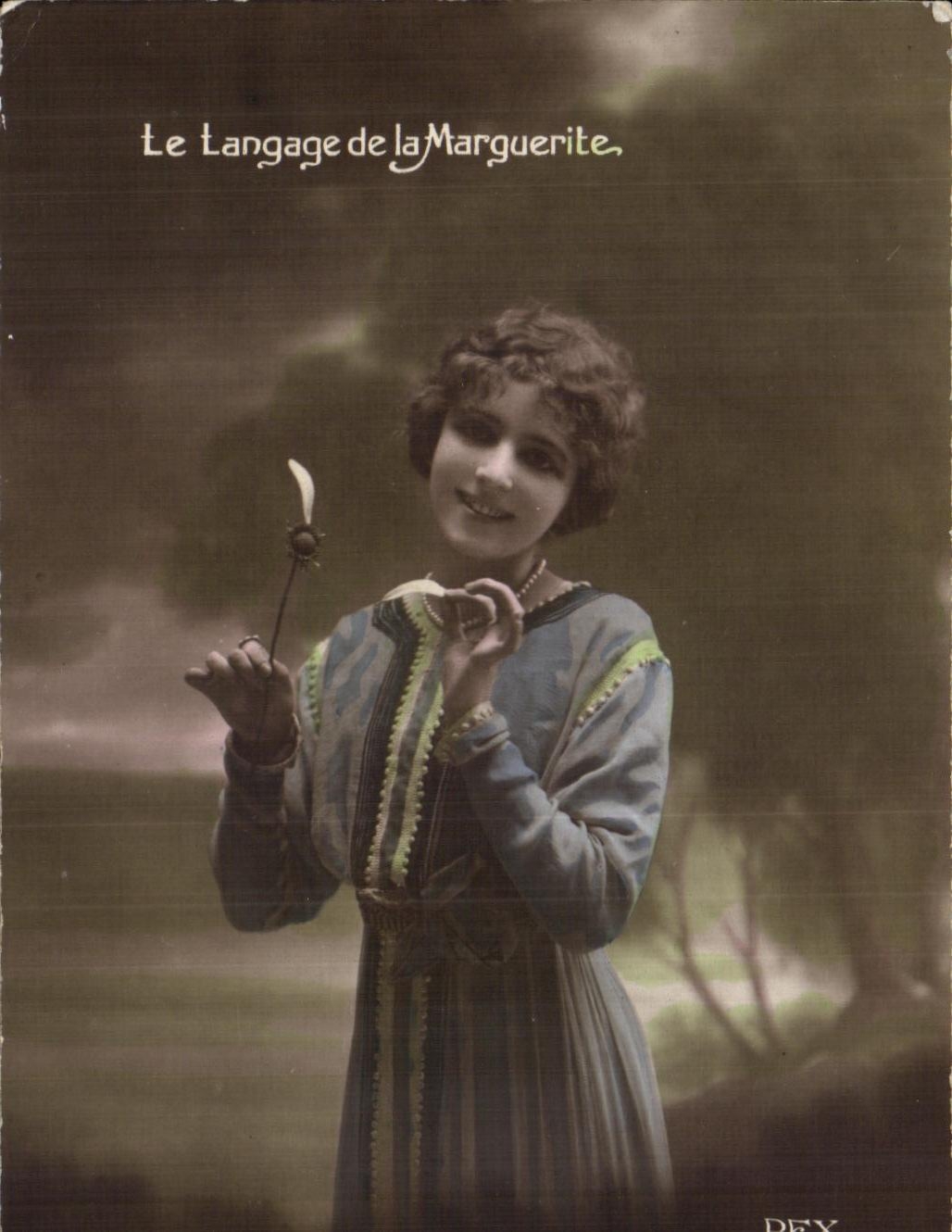 CPA Fantaisie Femme le langage de Marguerite