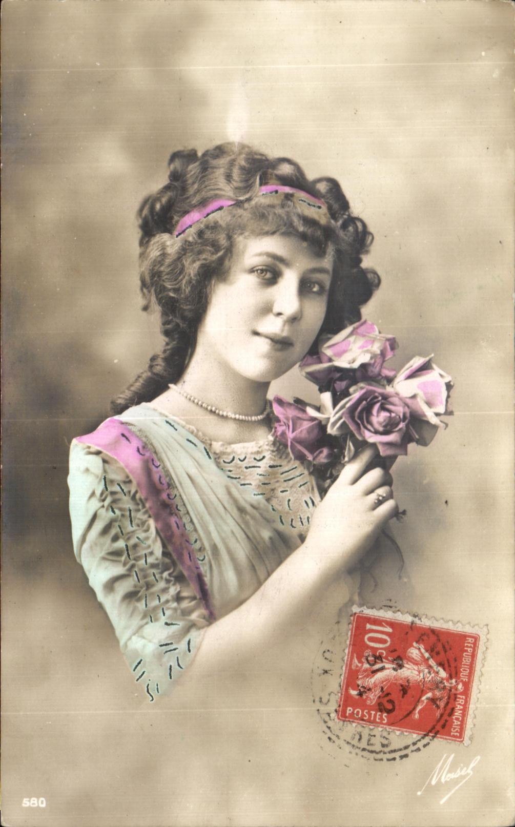 Jeune femme tenant des roses — éditeur Mousset, n° 580