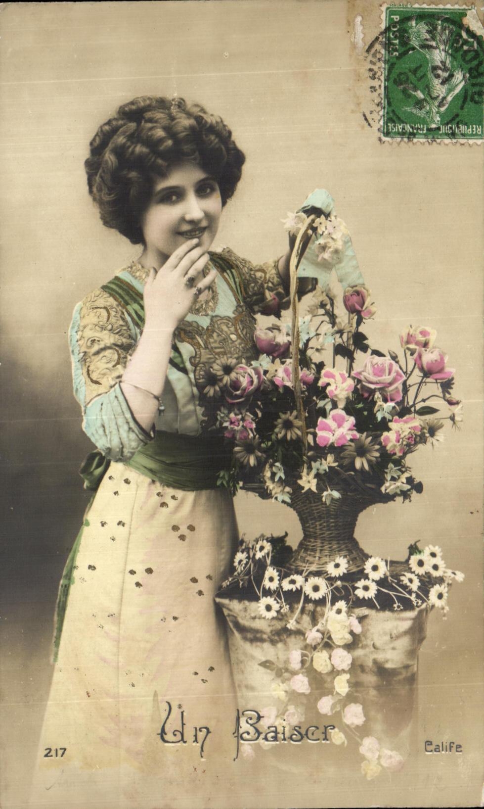 Une jeune femme avec un panier de fleurs — Calife, n° 217