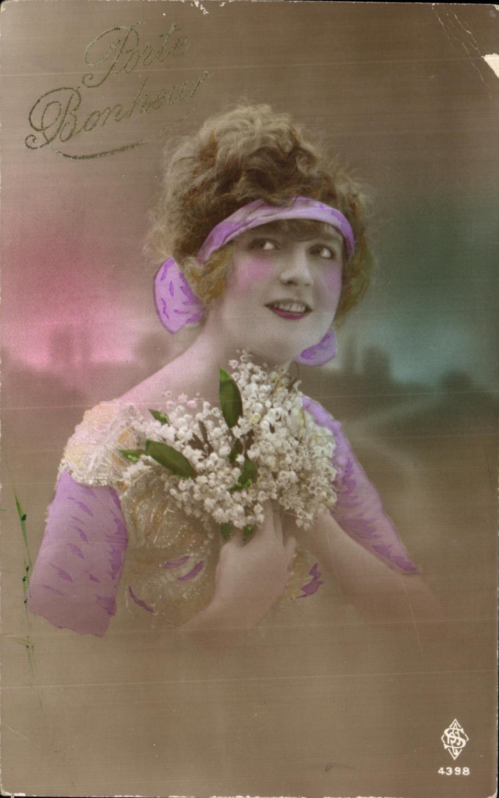 CPA Fantaisie Femme Fleurs 
