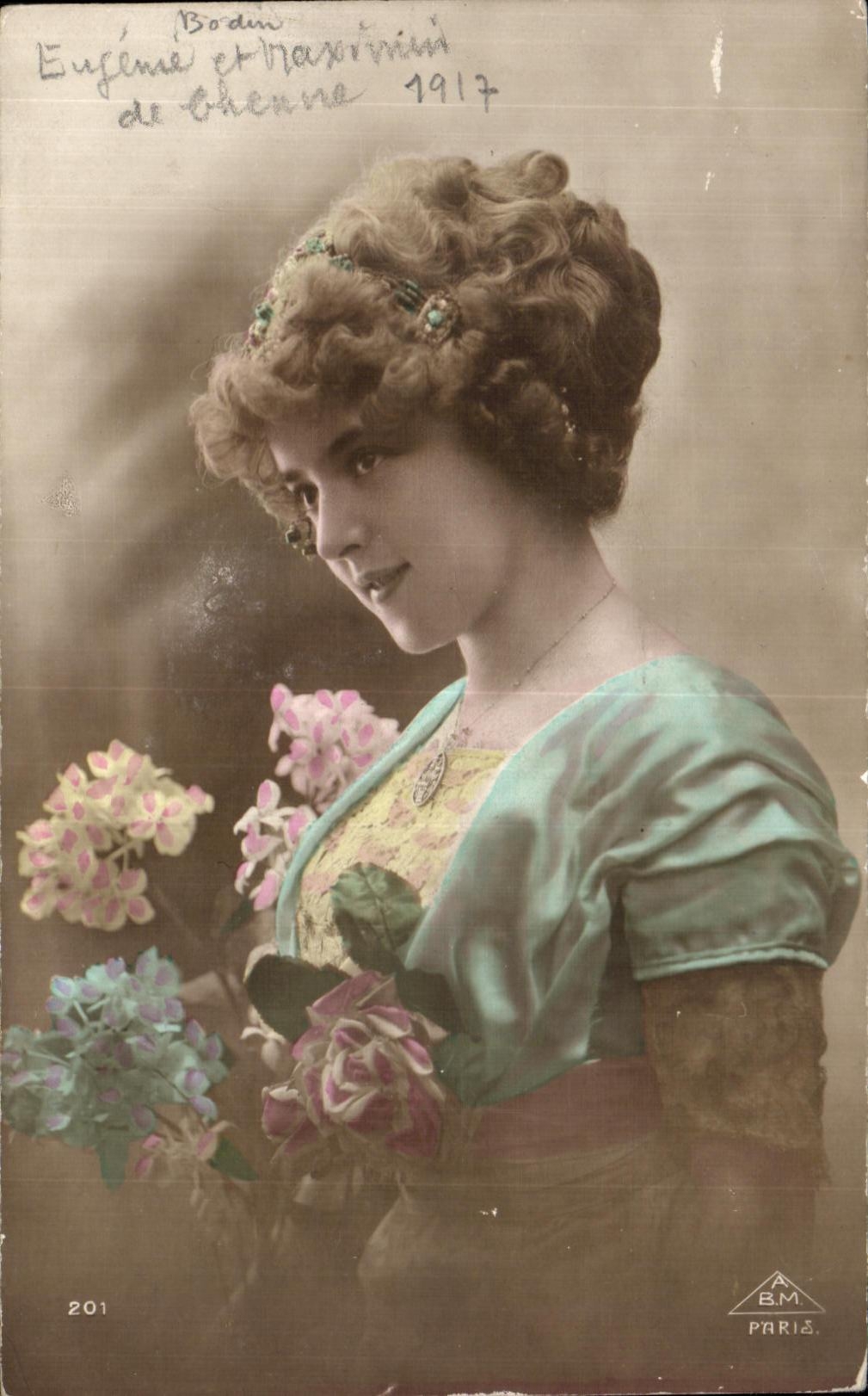 Jeune femme en robe verte — avec bouquet de fleurs — éditeur A.B.M. Paris, n° 201