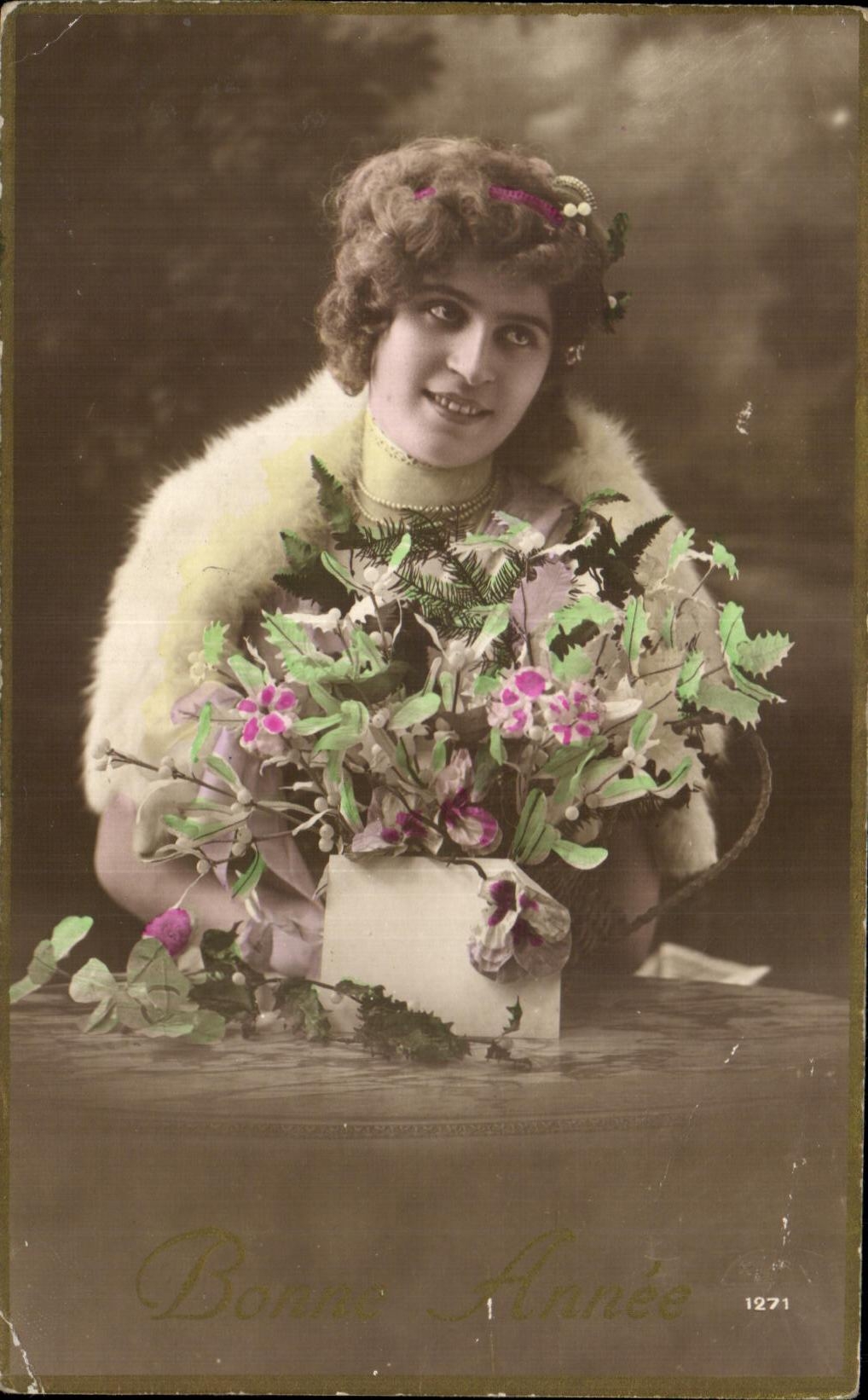 Femme en fourrure tenant un bouquet — Bonne Année 1271 — éditeur inconnu