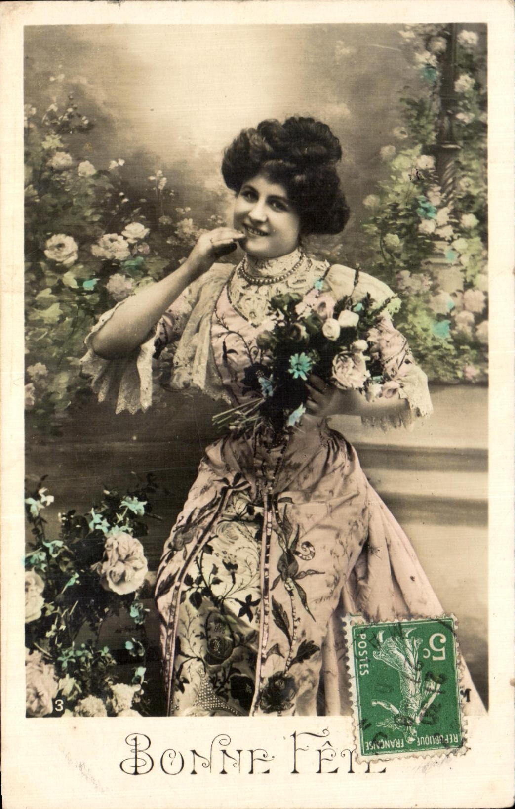 Femme en robe fleurie tenant un bouquet — Bonne Fête — éditeur inconnu, n°3
