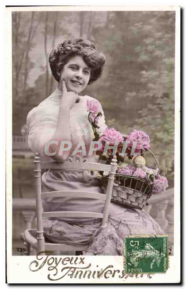 Jeune femme souriante avec panier de roses — Joyeux Anniversaire — Éditeur inconnu, n° 739