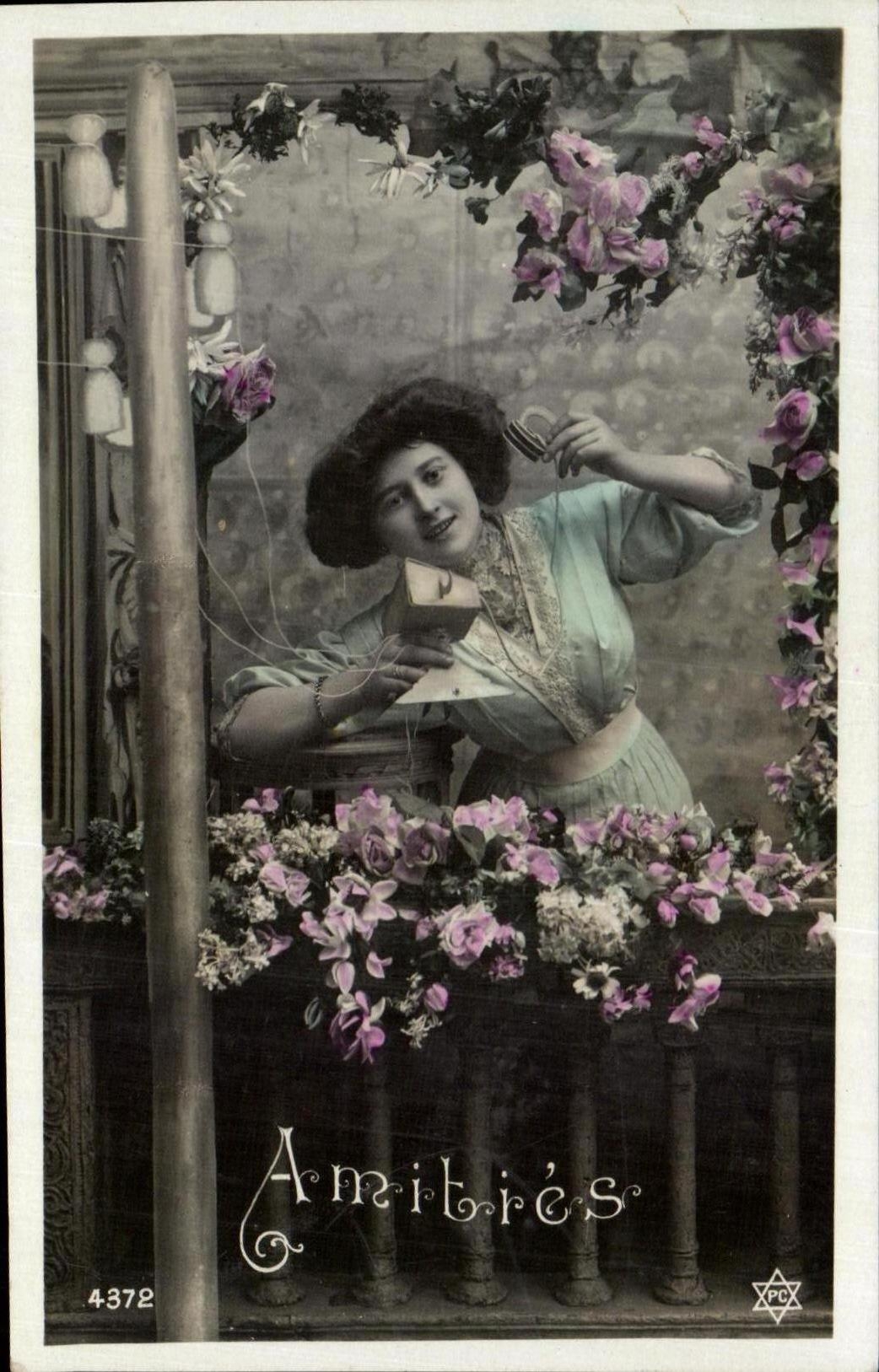 Mujer en balcón — decoración floral — editor Amitiés n°4372