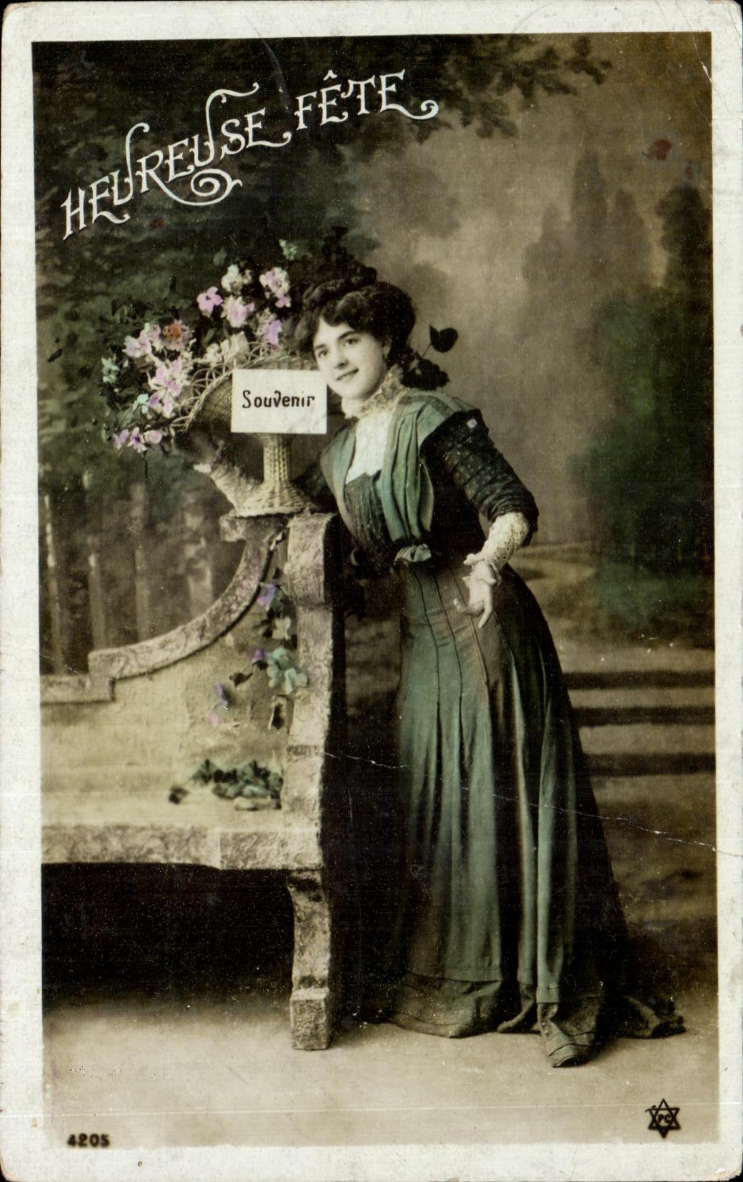 Joven mujer en vestido verde — Recuerdo — Editor anónimo, n° 4205