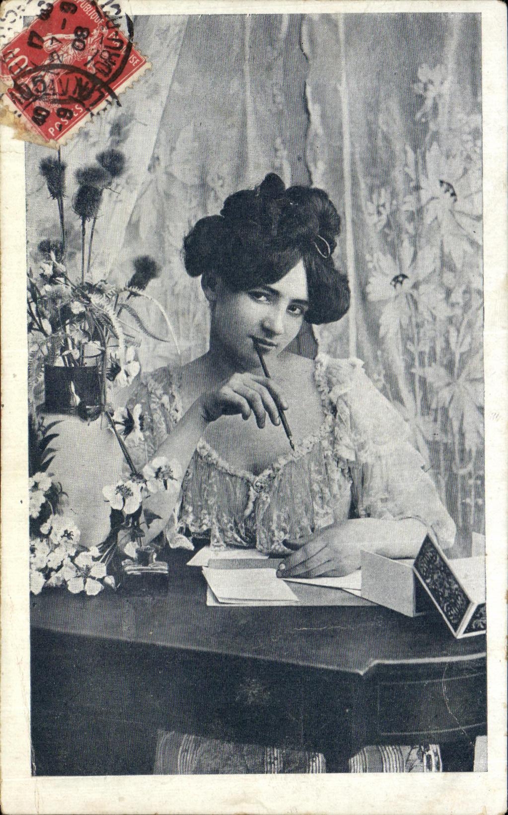 Jeune femme à la table — photo studio — éditeur inconnu