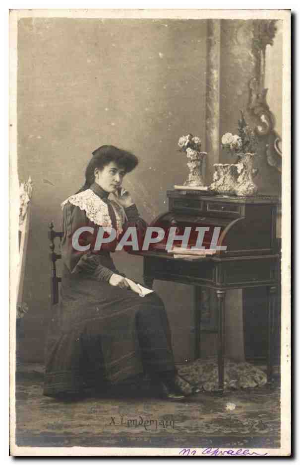 Jeune femme au piano — studio — X. Londemain