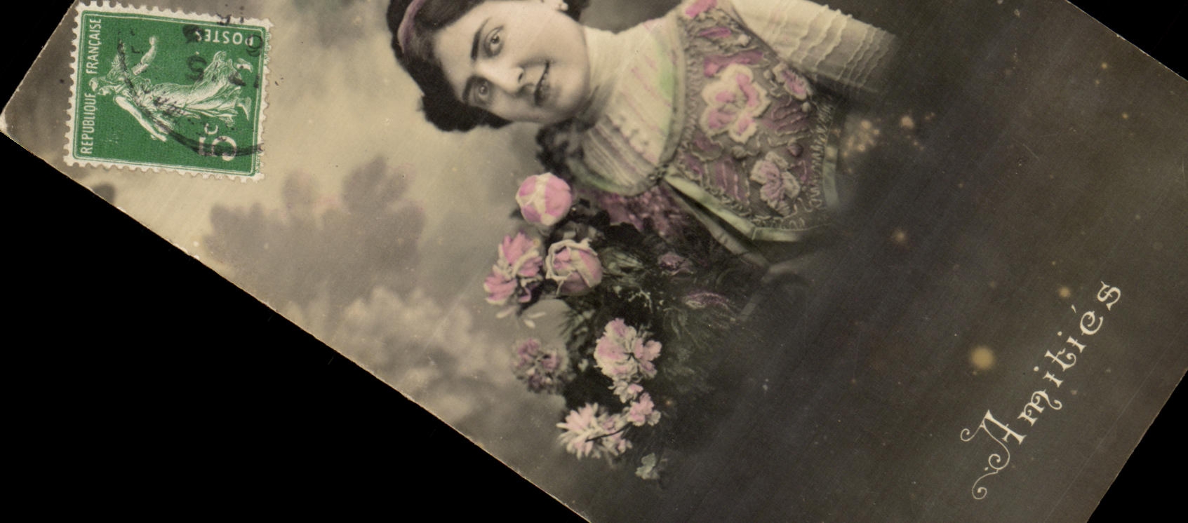 Femme en robe brodée — avec bouquet de fleurs — éditeur inconnu