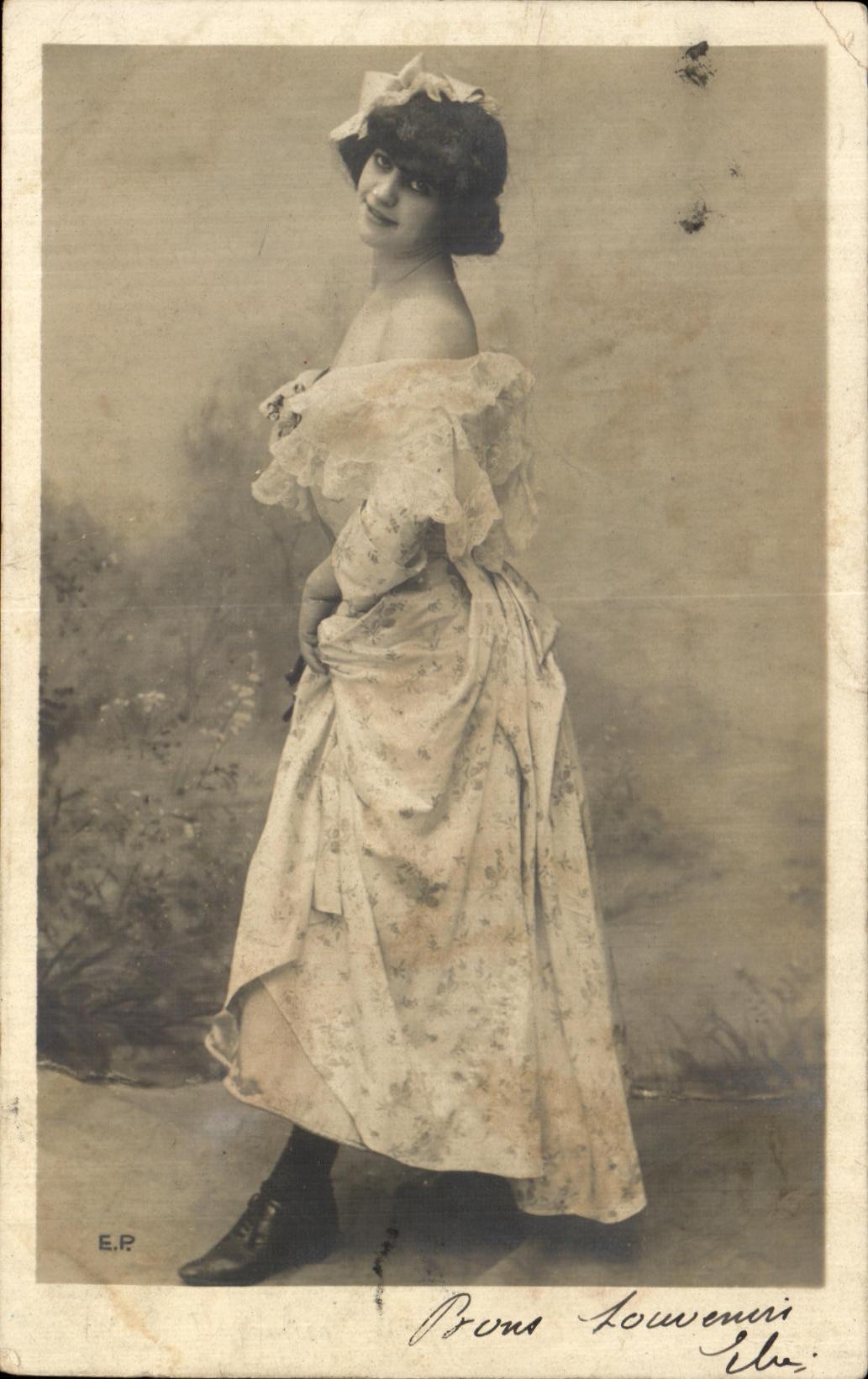 Dame en robe à volants — photo studio — E.P.