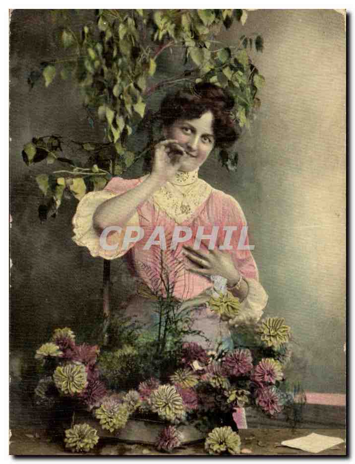 Femme en robe rose parmi des fleurs — CPA Anrochrom, Série 1550 — éditeur Anrochrom, Dép. Saxon