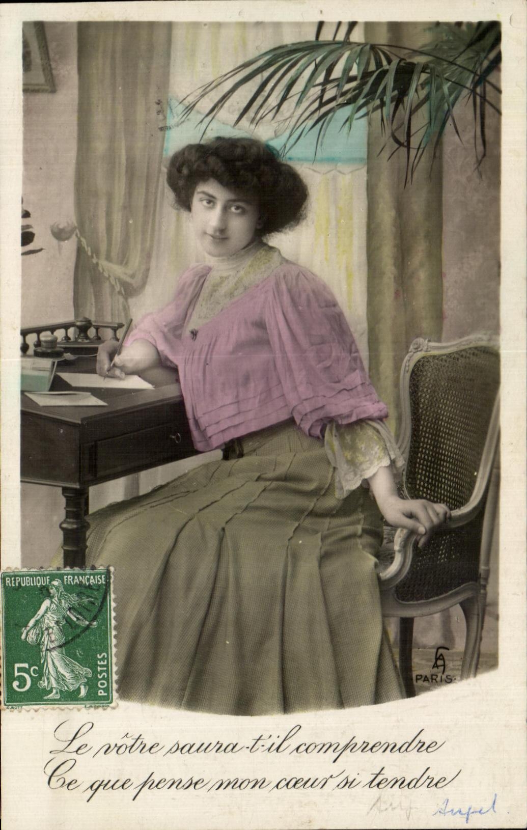 Femme à son bureau — texte amoureux — éditeur A. Lapel, Paris