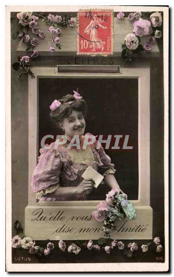 Femme souriante dans une boîte aux lettres décorée de roses — éditeur LOTUS, n° 516
