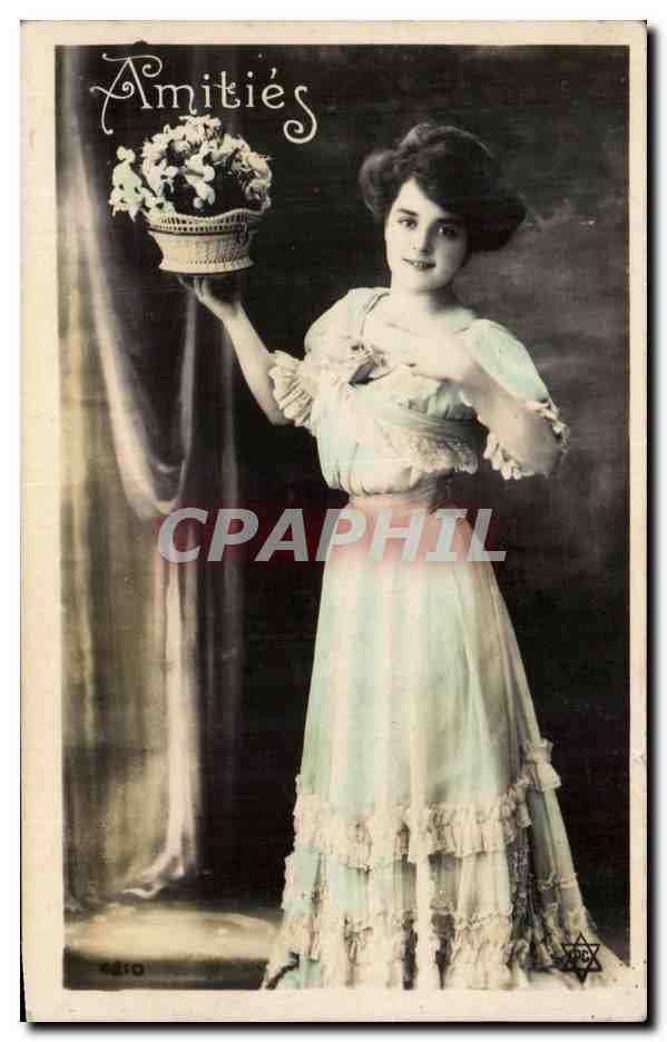 Jeune femme en robe à volants tenant un panier de fleurs — Amitiés — série 4210