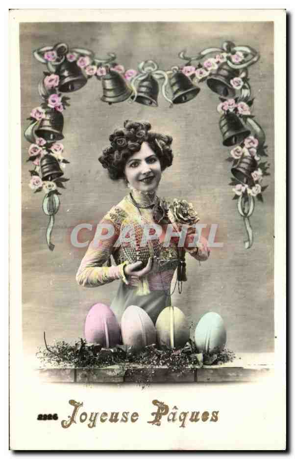 Femme souriante avec œufs de Pâques — décor de cloches et roses — série 2226