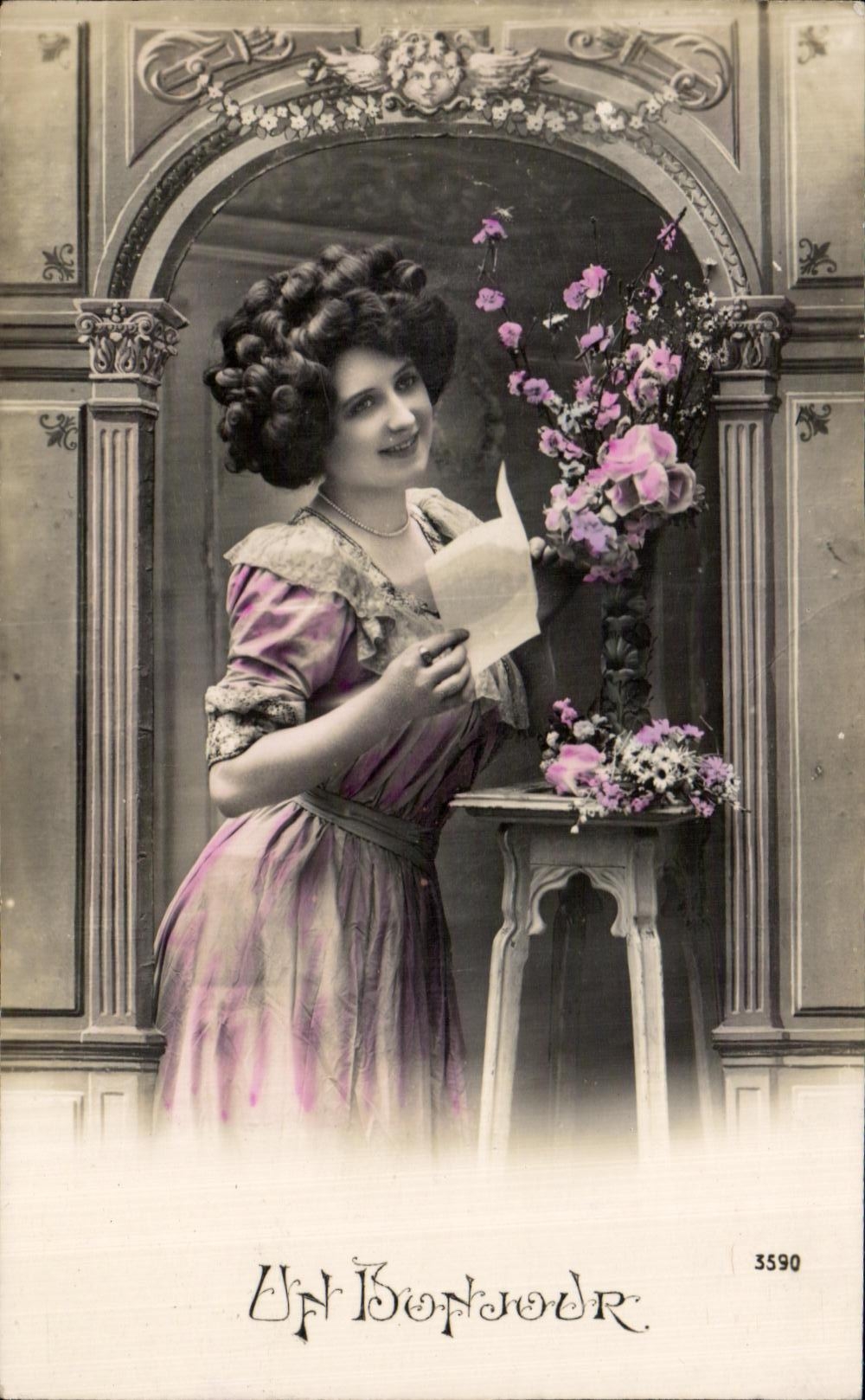 Femme en robe violette tenant une lettre — décor architectural — éditeur Un Bonjour n° 3590