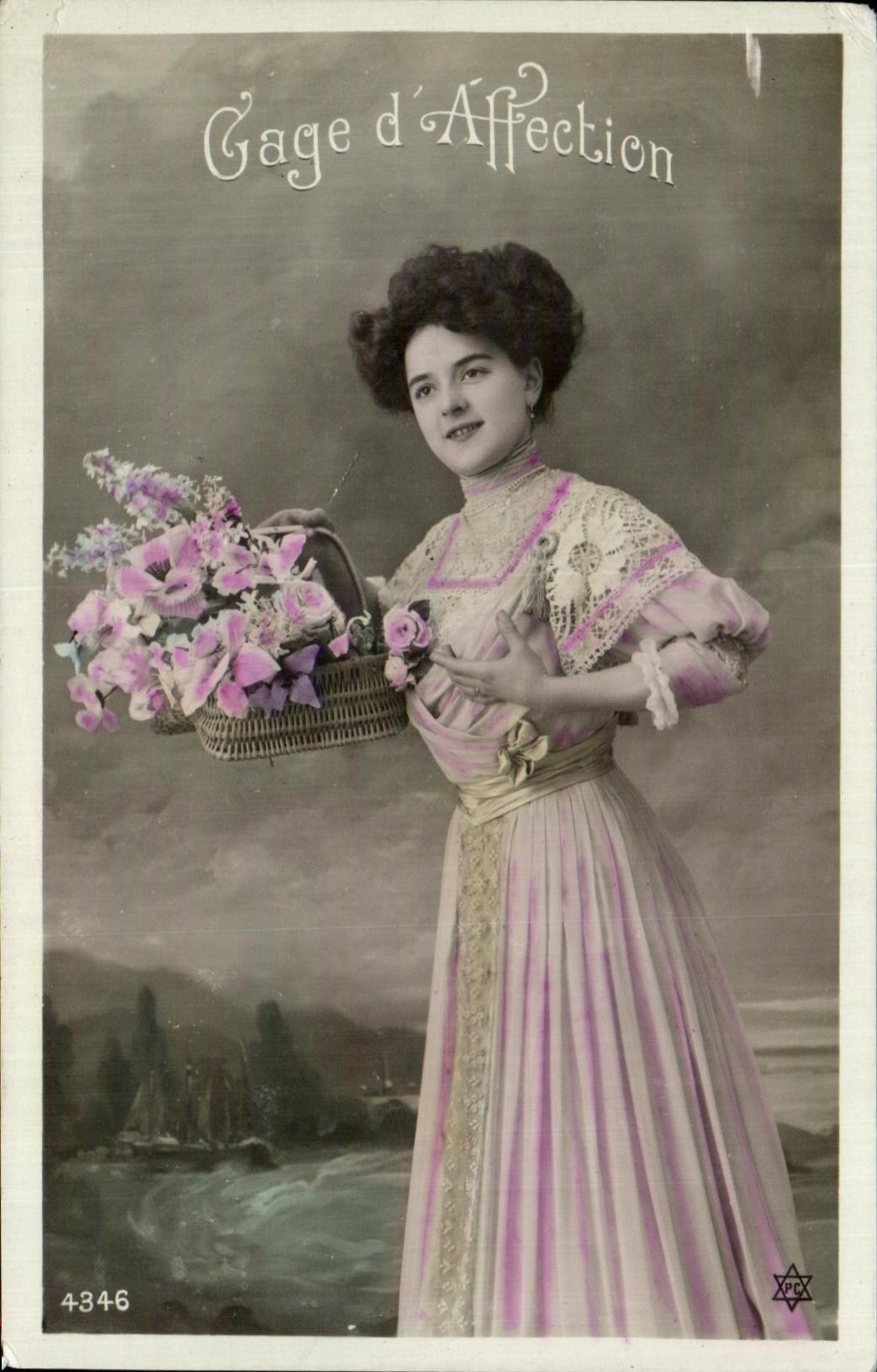 Jeune femme en robe rose tenant un panier de fleurs — Gage d’Affection — n° 4346