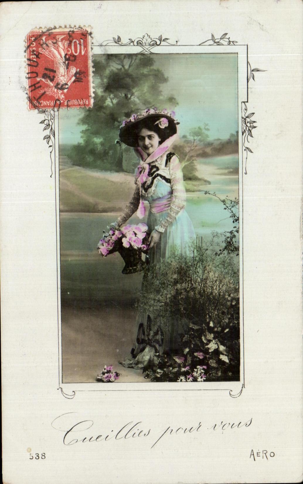 Femme en robe de style 1900 — cueillant des fleurs — éditeur AÉRO, n° 538