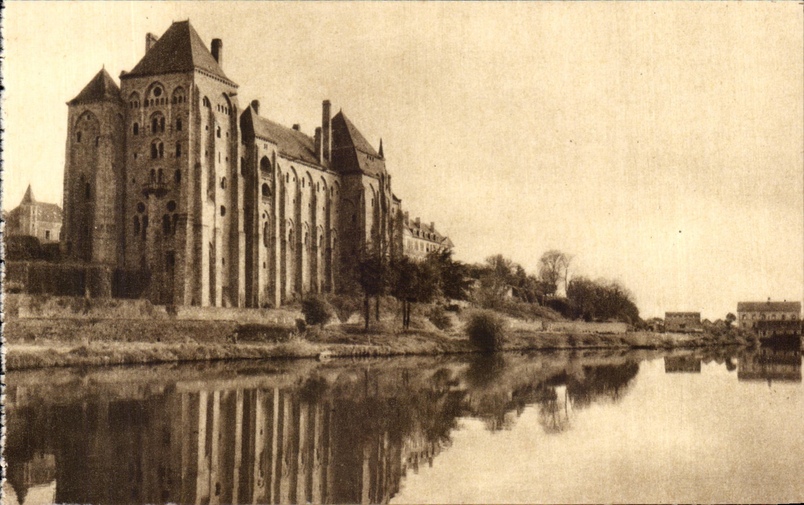 CPA L'Abbaye De Solesmes Vue De La Rive Droite De La Sarthe