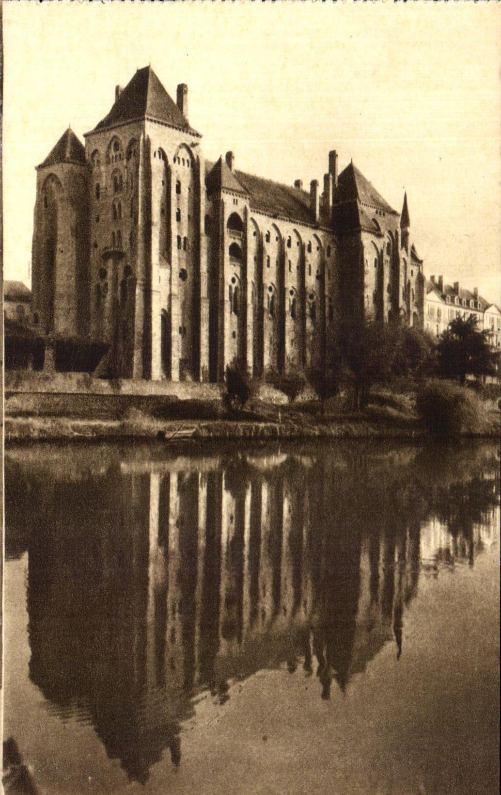 CPA L'Abbaye Saint Pierre De Solesmes Vue Du Nord Est