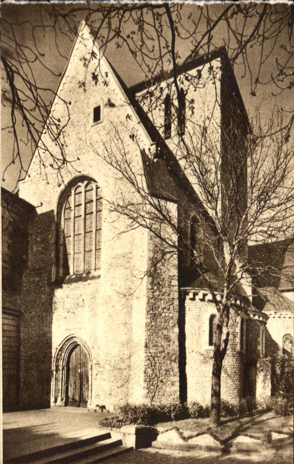 CPA Solesmes L'Entree De L'Eglise Abbatiale