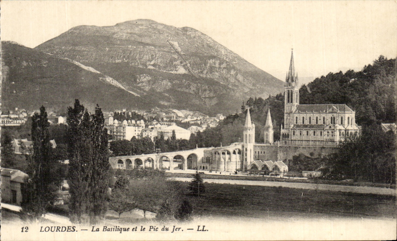 CPA Lourdes La Basilique Et Le Pic Du Jer