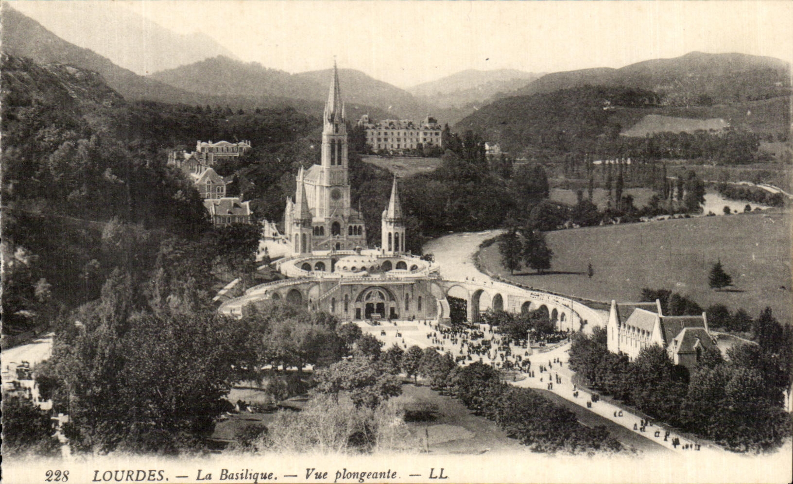 Lourdes — La Basilique — Vue plongeante — LL