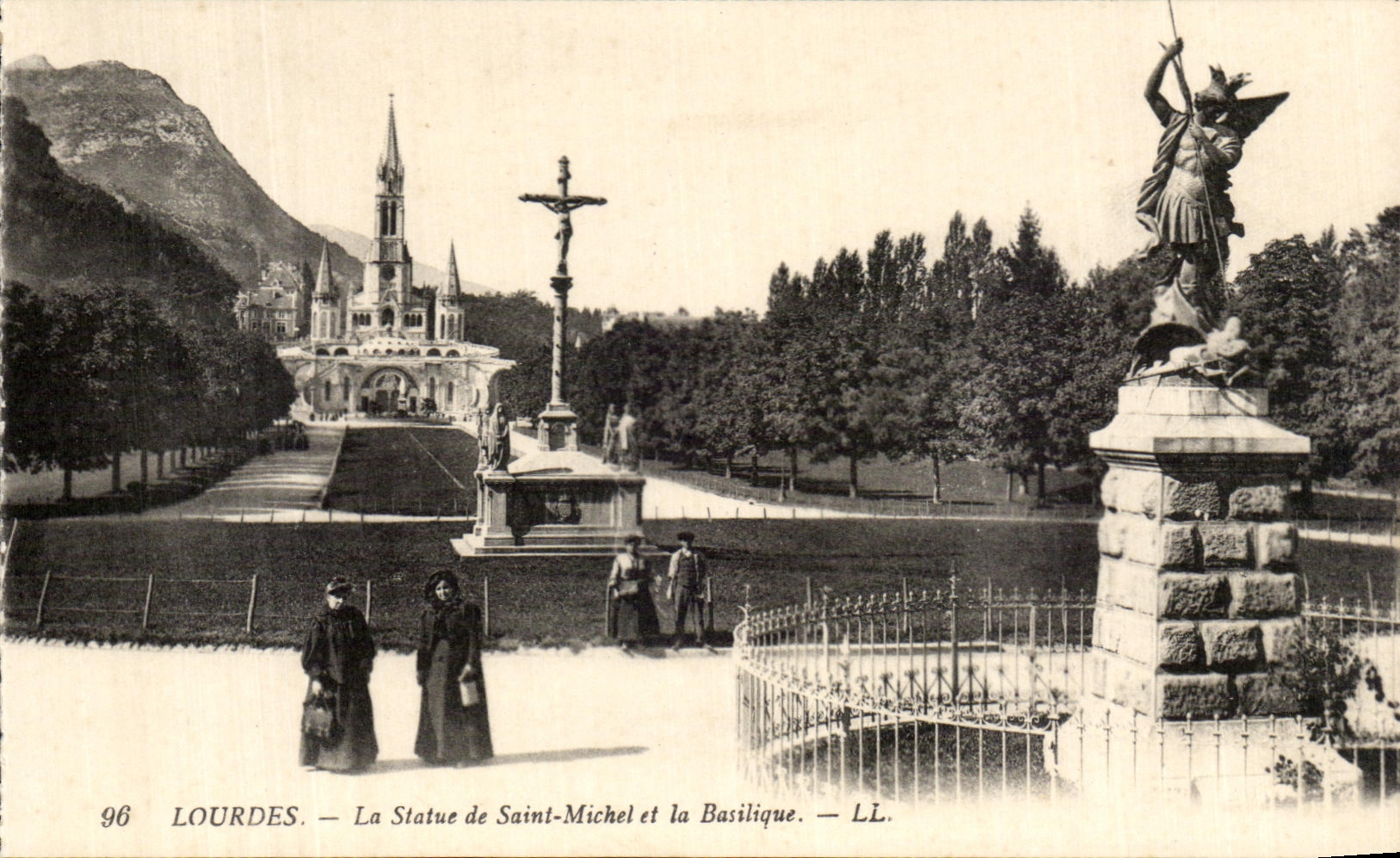 CPA Lourdes La Statue De Saint Michel Et La Basilique