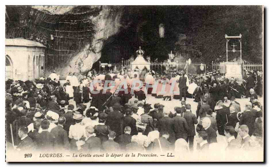 CPA Lourdes La grotte avant le depart de la Procession