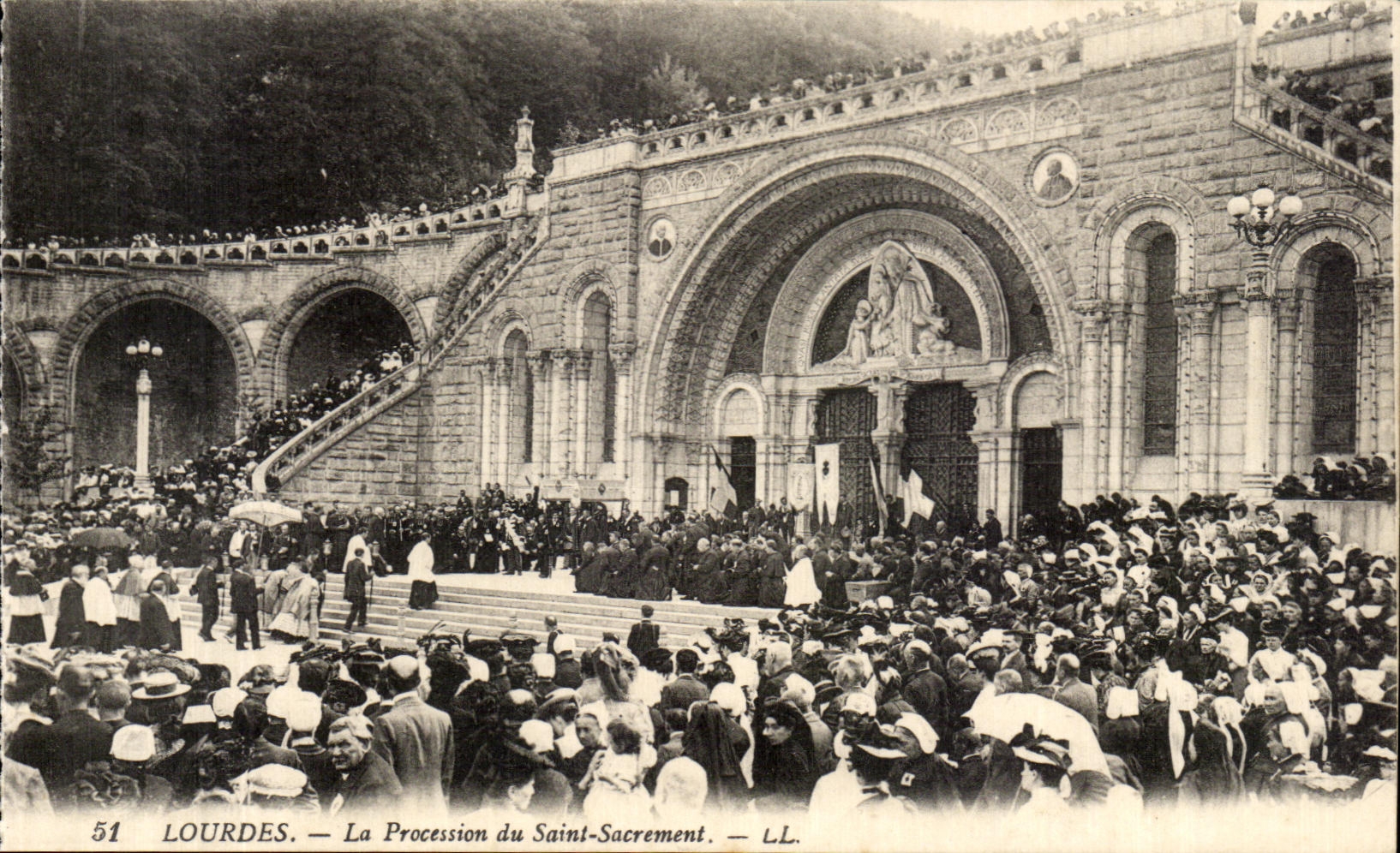 CPA Lourdes la Procession du saint Sacrement