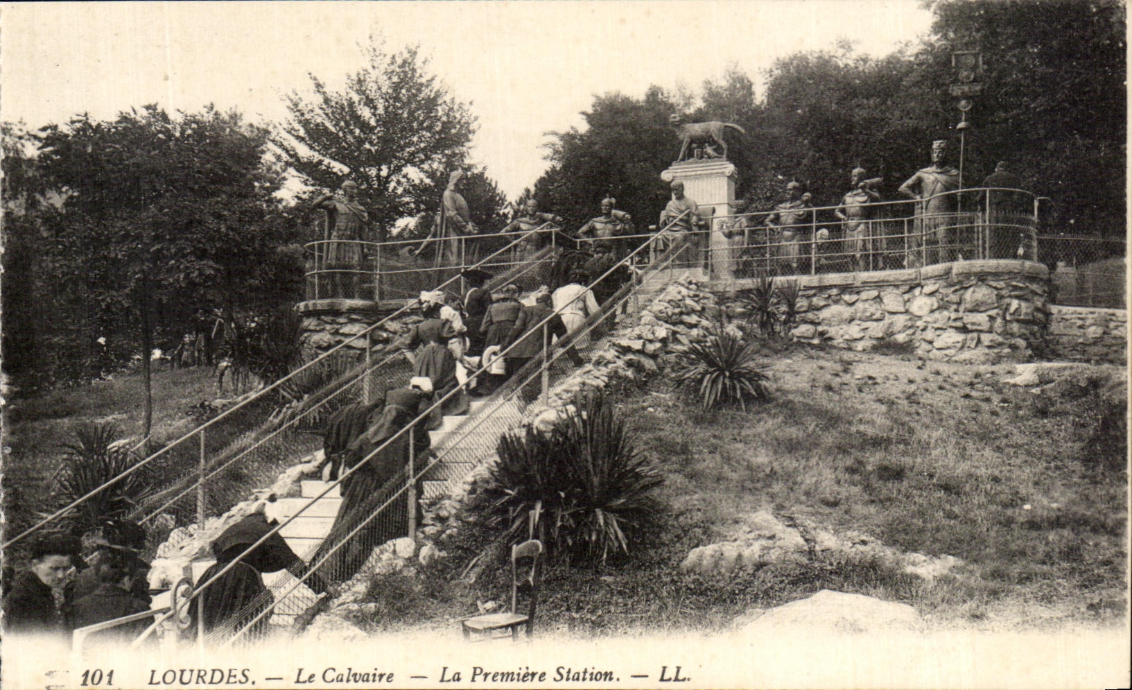 CPA Lourdes Le Calvaire La premiere station