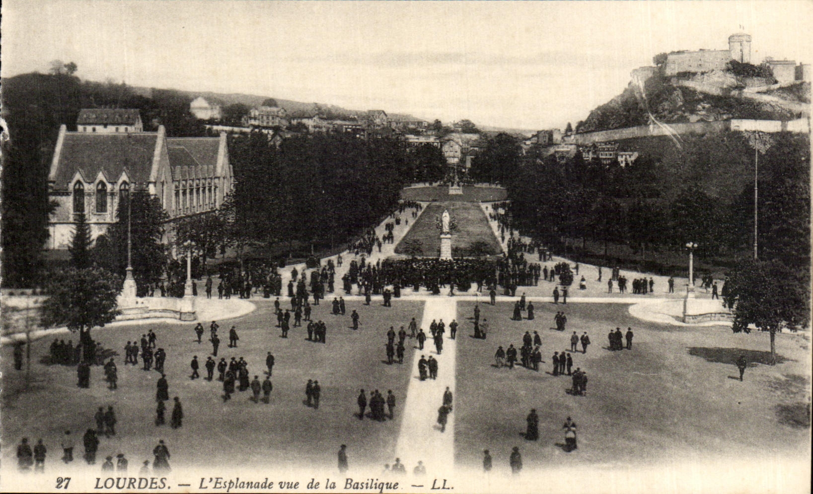 CPA Lourdes L'Esplanade Vue de La basilique