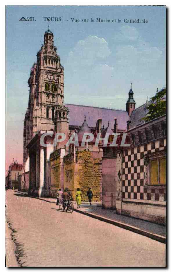 CPA Tours Vue sur le musee et la Cathedrale