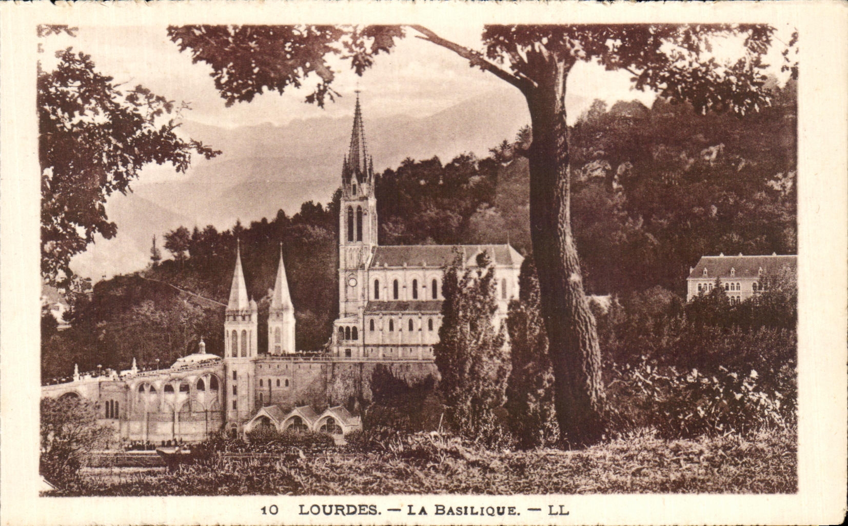 CPA Lourdes La Basilique