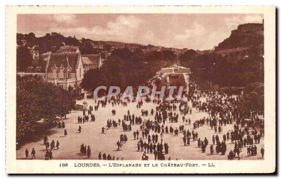 CPA Lourdes L'Esplanade Et le Chateau Fort