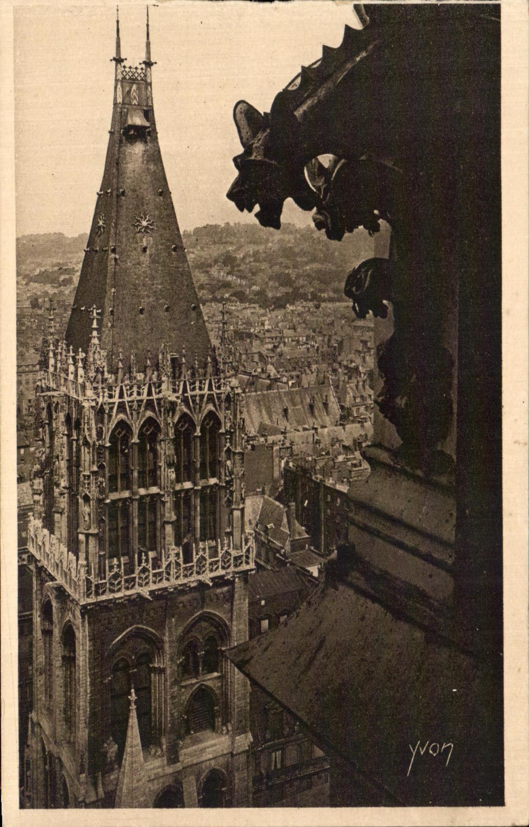 CPA La Douce France Rouen La Tour Saint Romain 