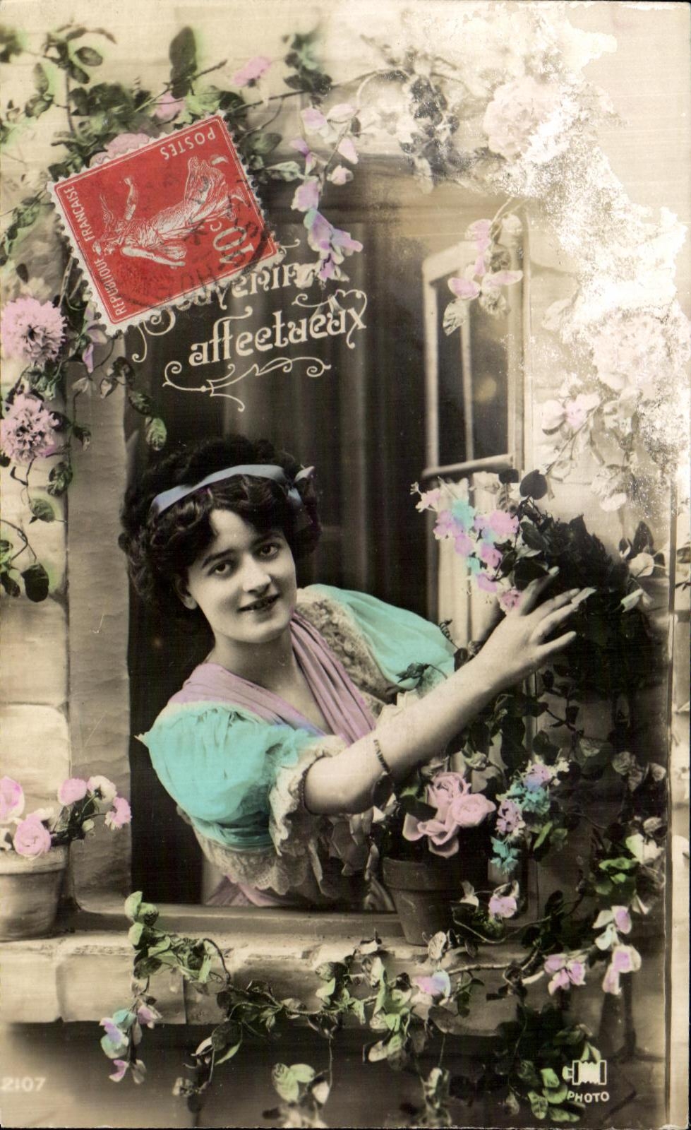 Junge Frau am Balkon — Blumendekor — Verlag C. M. PHOTO, n° 2107