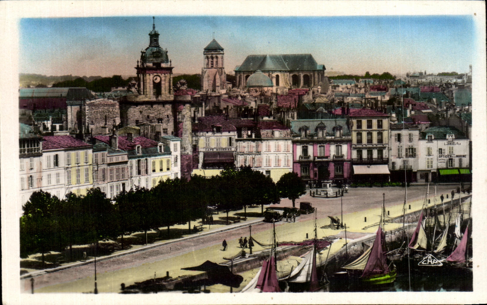 La Rochelle — Vue vers la grosse Horloge et la Cathédrale — REAL PHOTO C.A.P. - PARIS