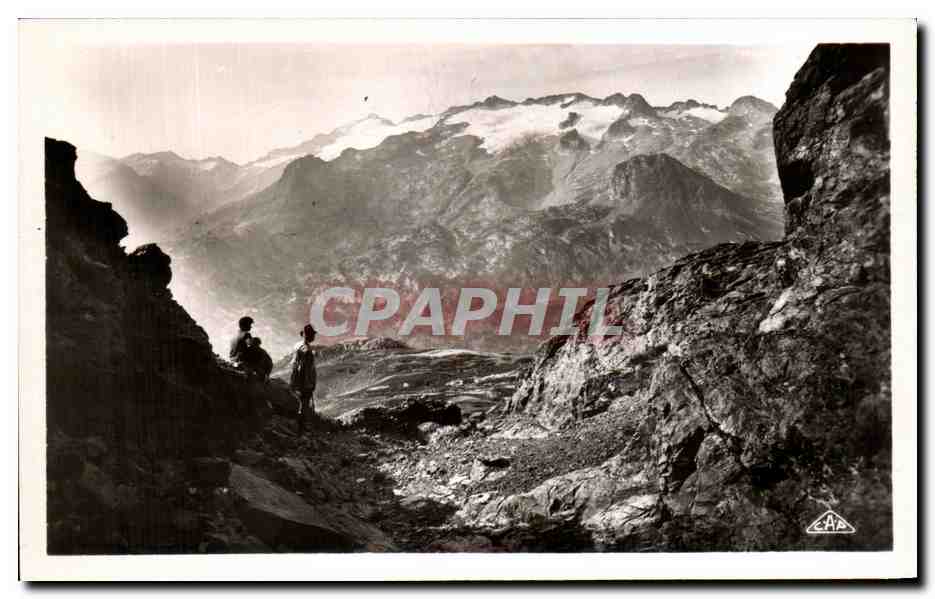 Les Monts Maudits — vue à travers l'échancrure du Port de Venasque — éditeur C.A.P. n°97