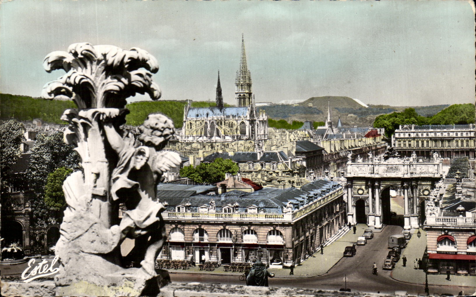 CPSM Nancy Vue Sur I'Arc de Triomphe et I'Eglise