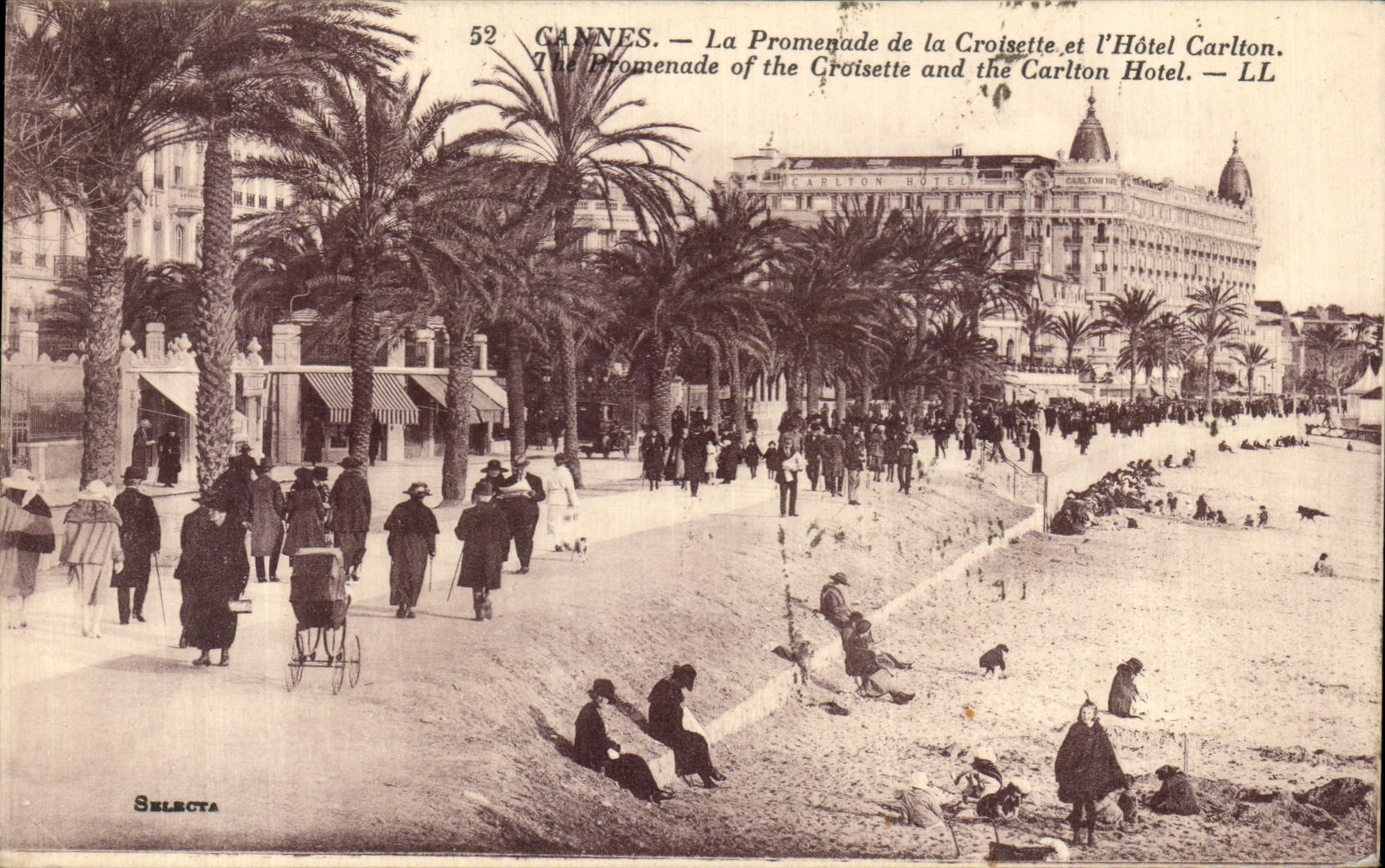 CPA Cannes La Promenade De la Croisette Et L'Hotel Carlton