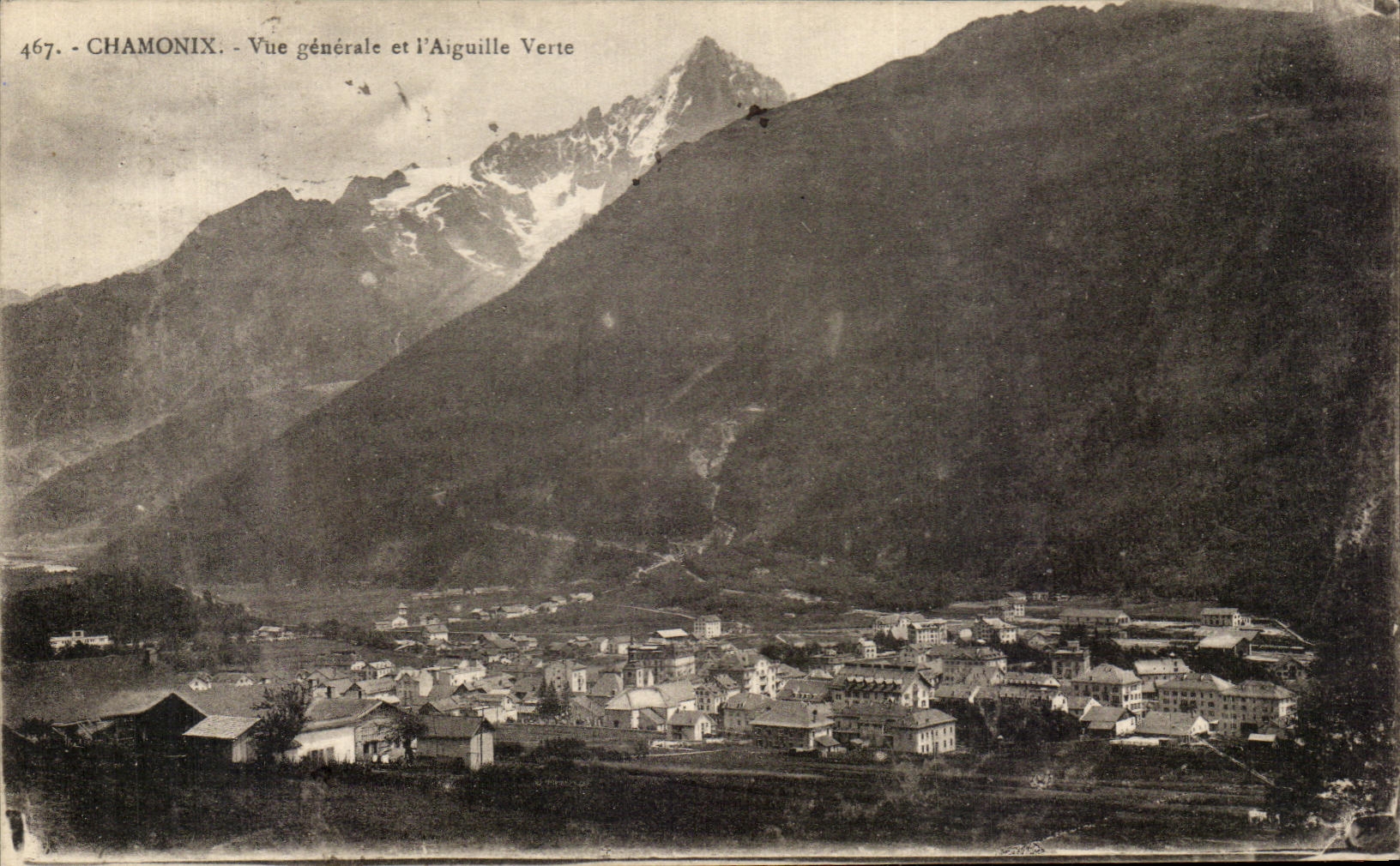 CPA Chamonix Vue Generale Et L'aiguille Verte