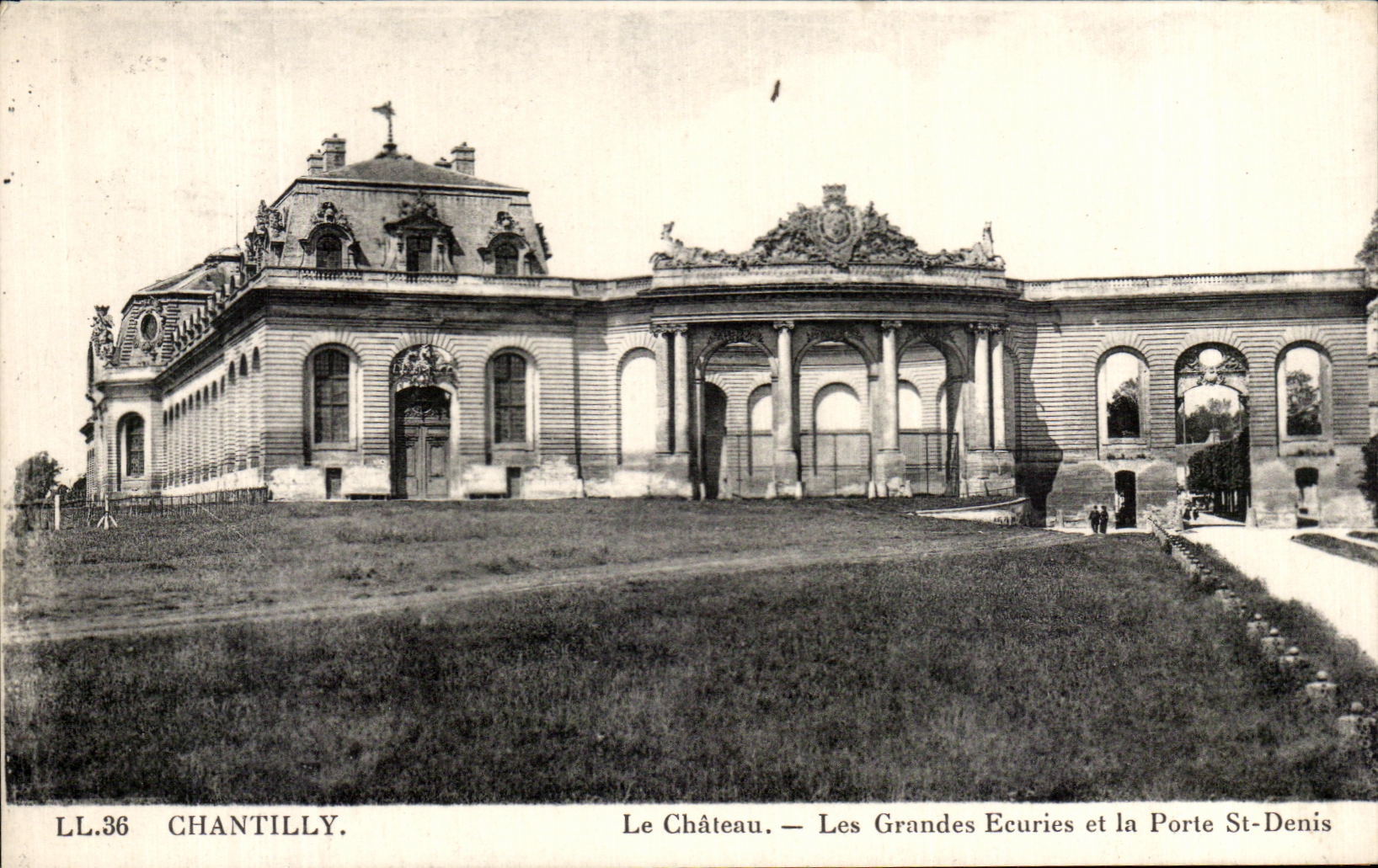 Chantilly — Le Château, Les Grandes Ecuries et la Porte St-Denis — CPAPHIL