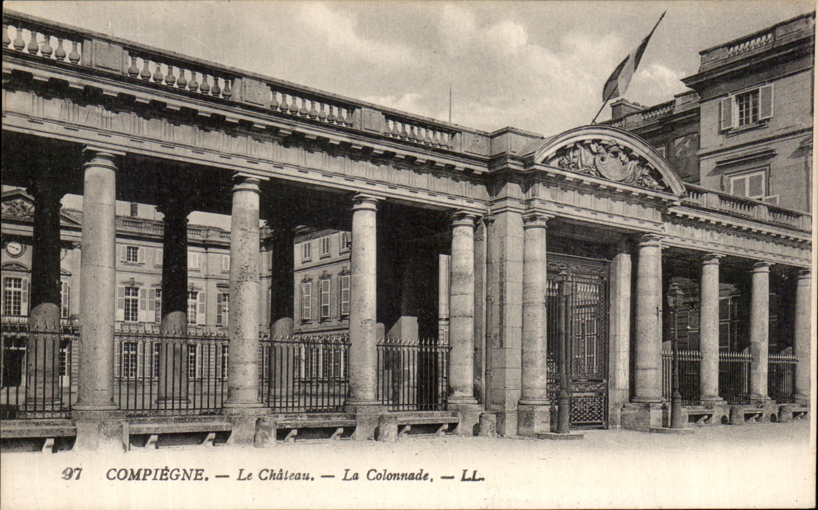 CPA Compiegne Le Chateau La Colonnade
