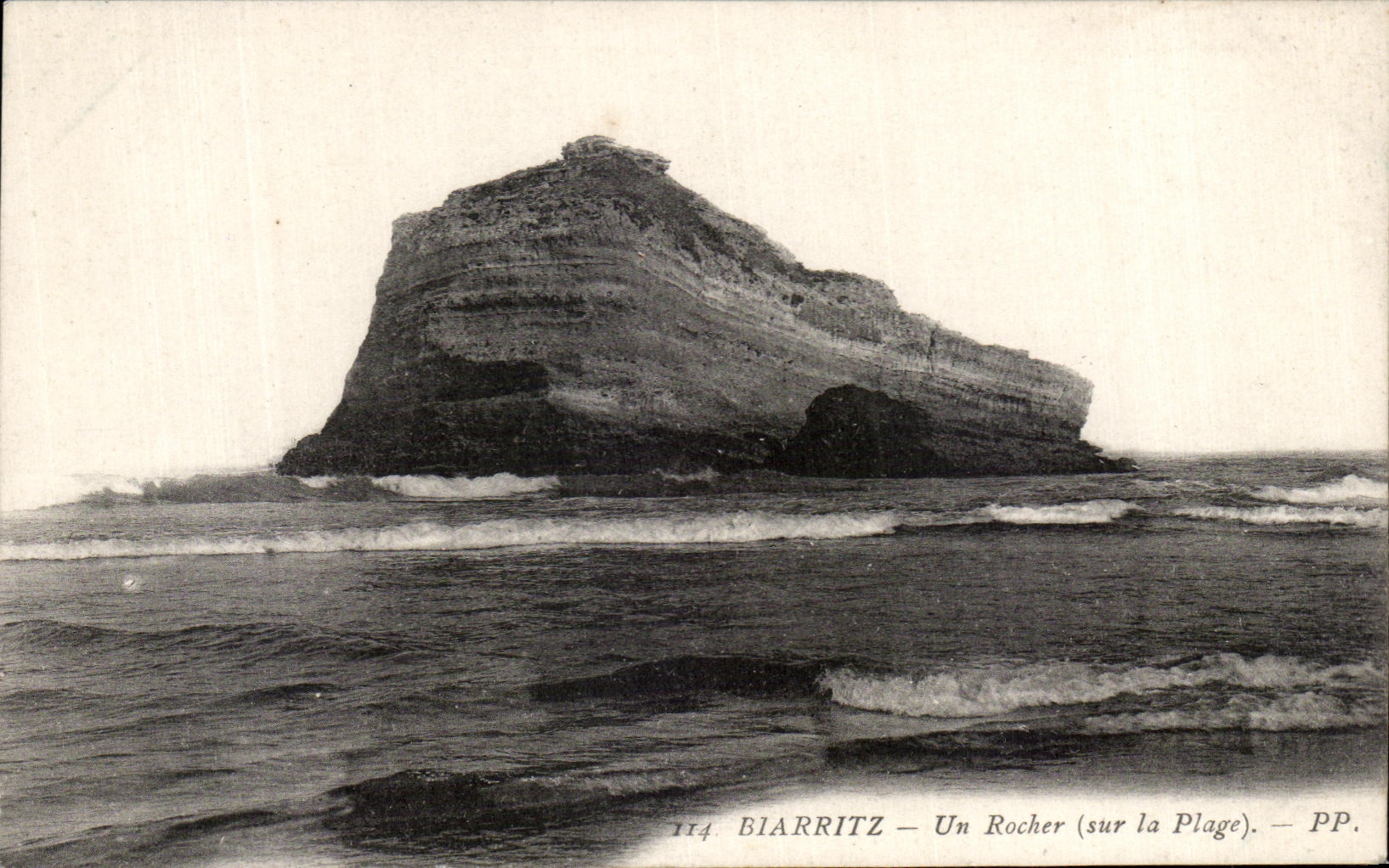 CPA Biarritz Un Rocher sur la plage