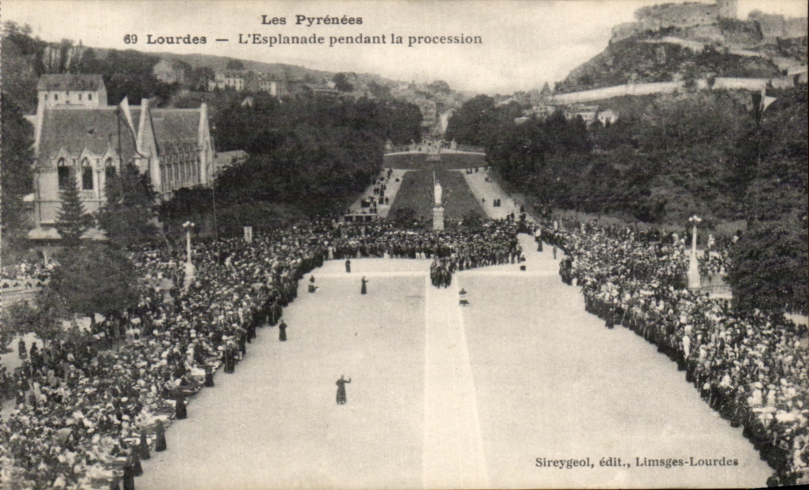 CPA Les Pyrenees Lourdes L'Esplanade Pendant La Procession 
