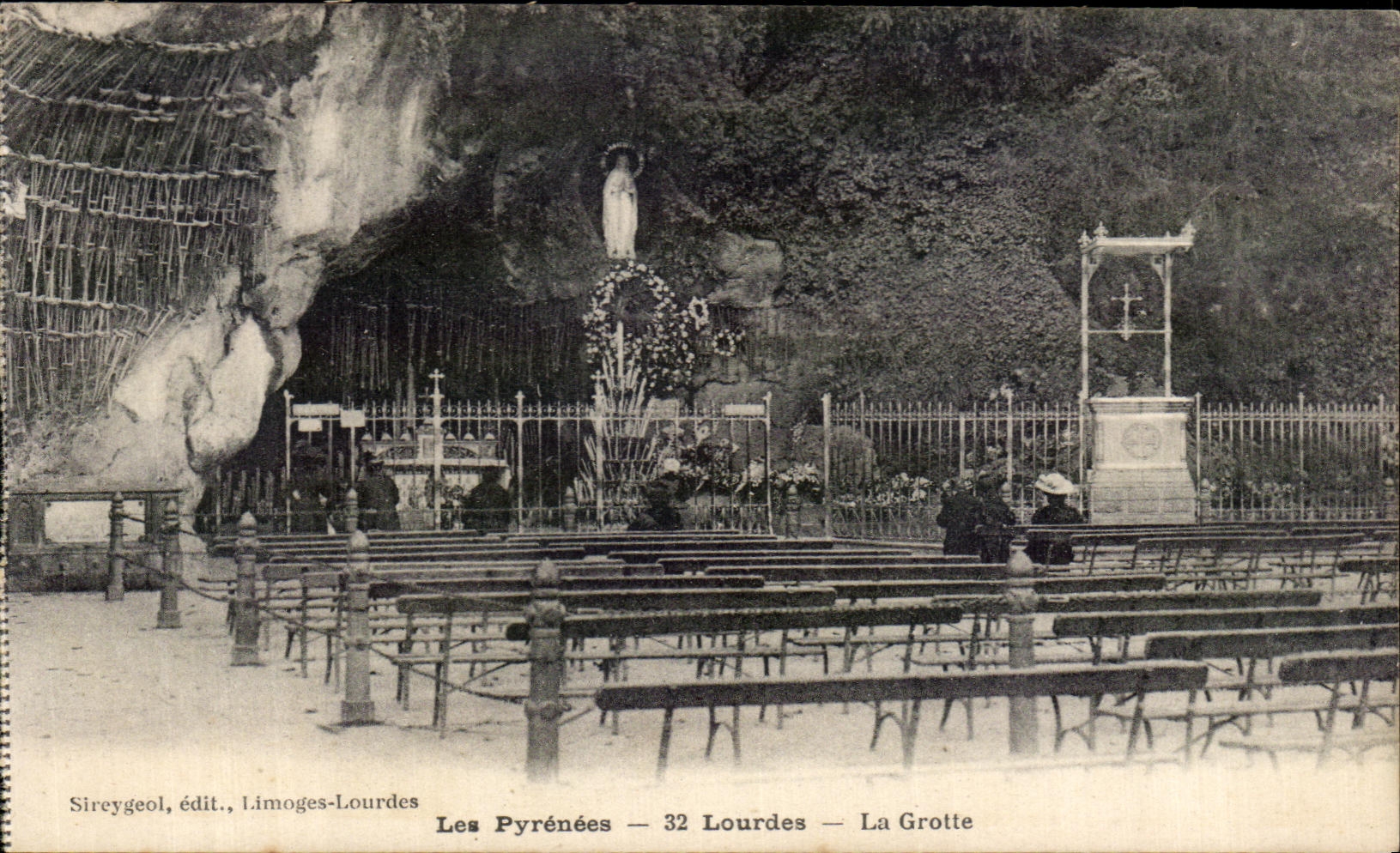 CPA Les Pyrenees Lourdes La Grotte