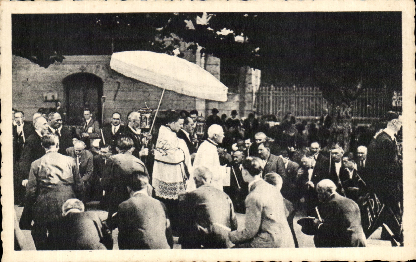 CPA Lourdes La St Sacrement Devant Les Piscines Avant La Procession
