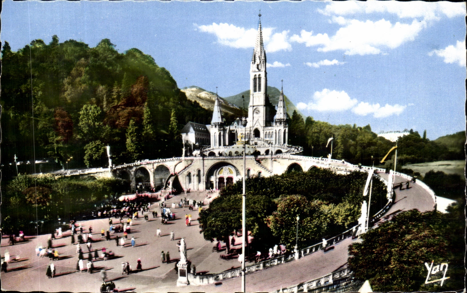 CPSM Lourdes La Basilique