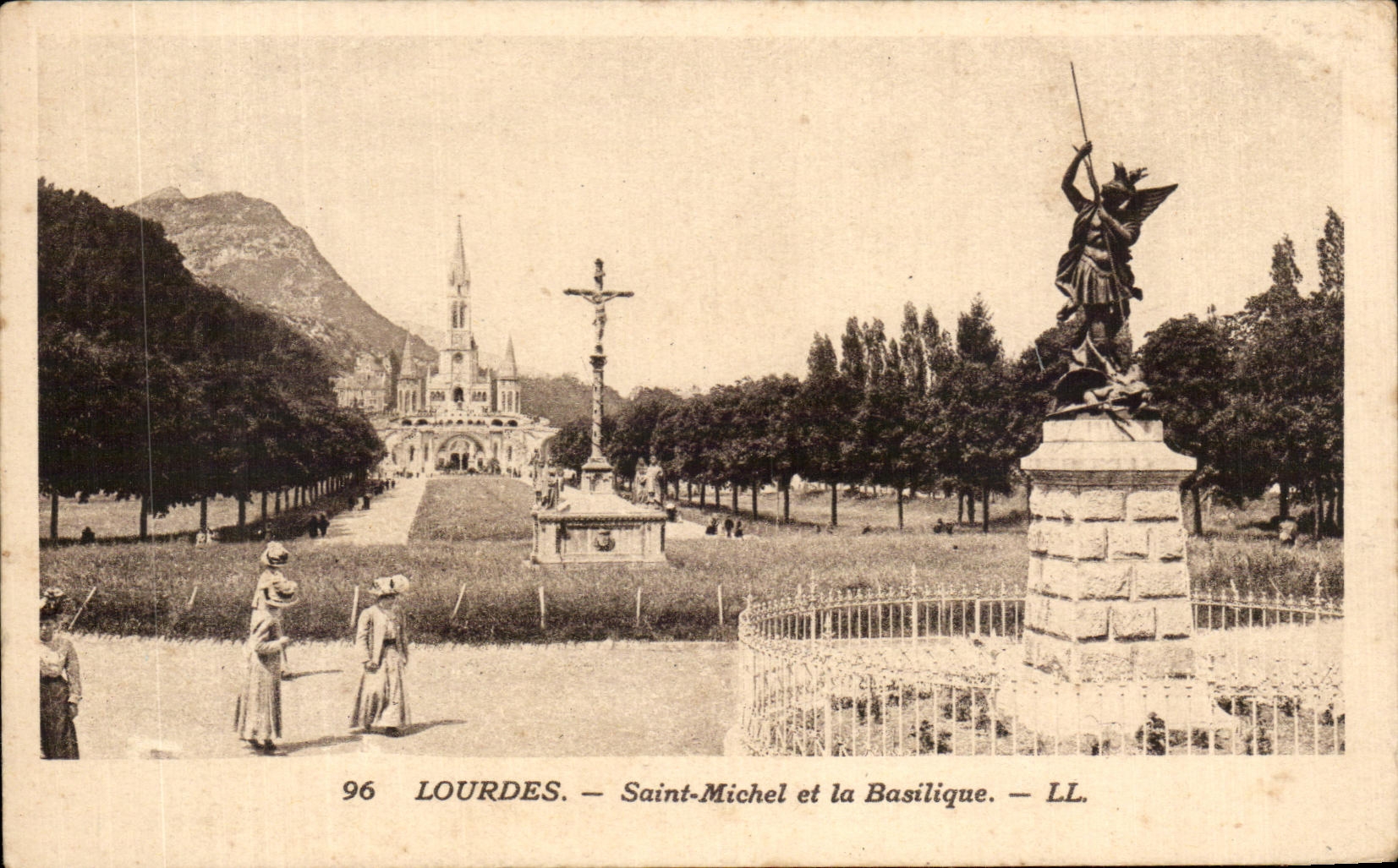 CPA Lourdes Saint Michel Et La Basilique